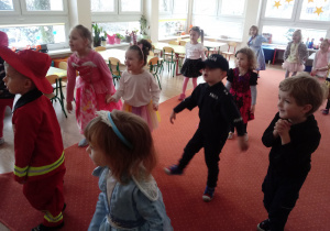 Dzieci tańczą przebrane w stroje
